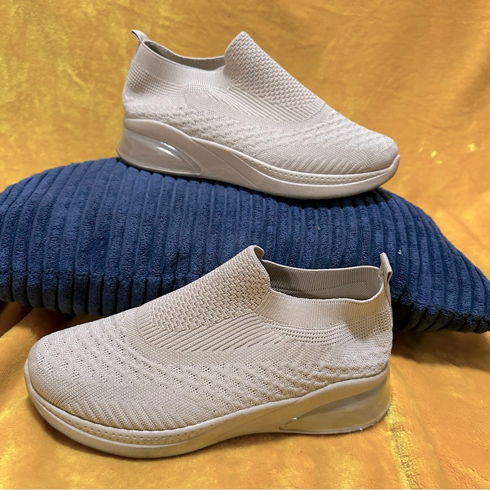 Lightweight mesh shoes with hidden wedge